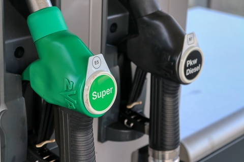 2 vulpistolen bij een tankstation, een groen voor super e5 benzine en een zwarte voor diesel
