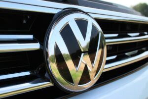 Volkswagen logo in het chroom in een grille verwijzend naar volkswagen private lease