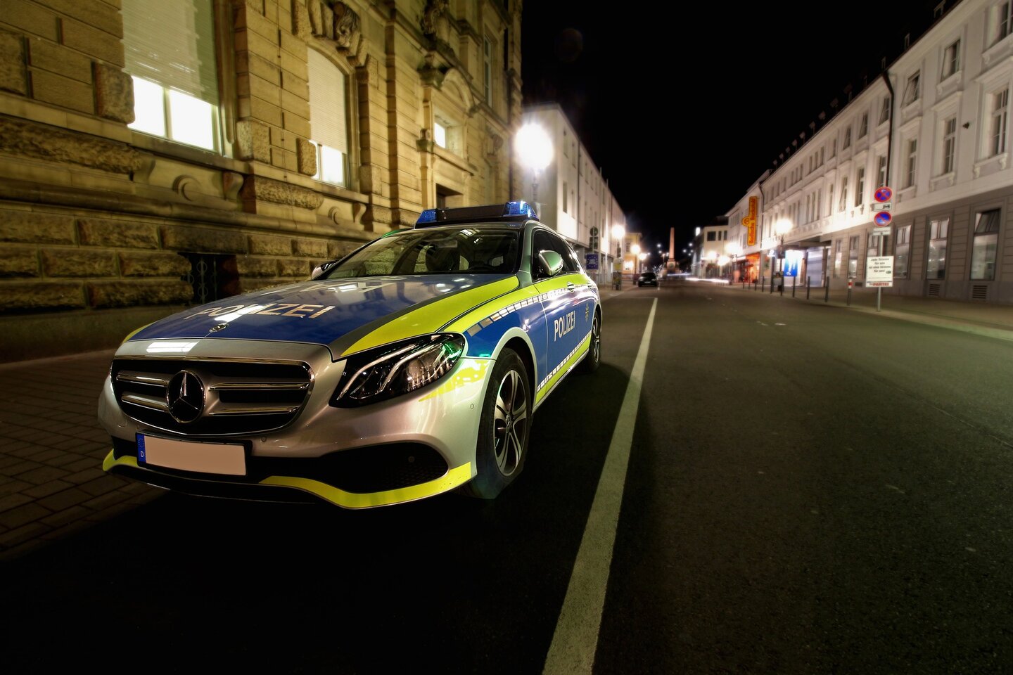 Duitse mercedes-benz politie auto in een straat voorzien van straatverlichting
