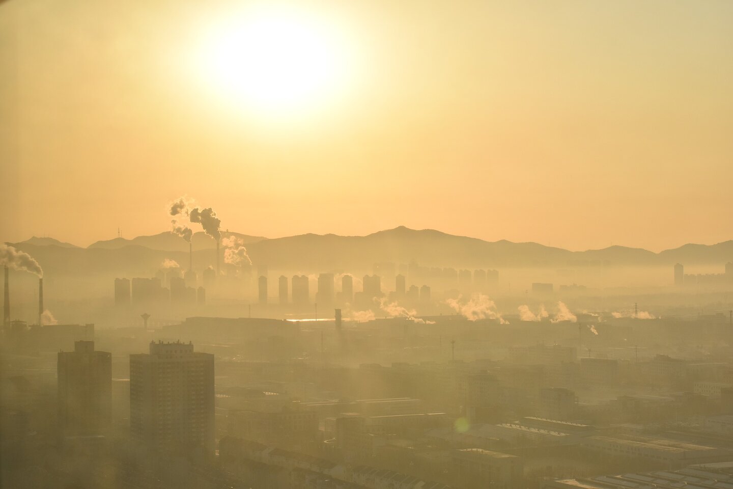 smog boven een stad door slechte luchtkwaliteit