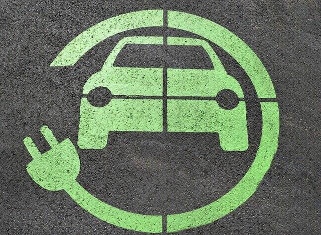 getekend logo van een elektrische auto op asfalt voor de subsidie tweedehands elektrische auto