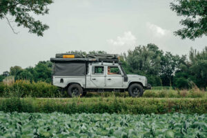 Land Rover Defender camper in het weiland