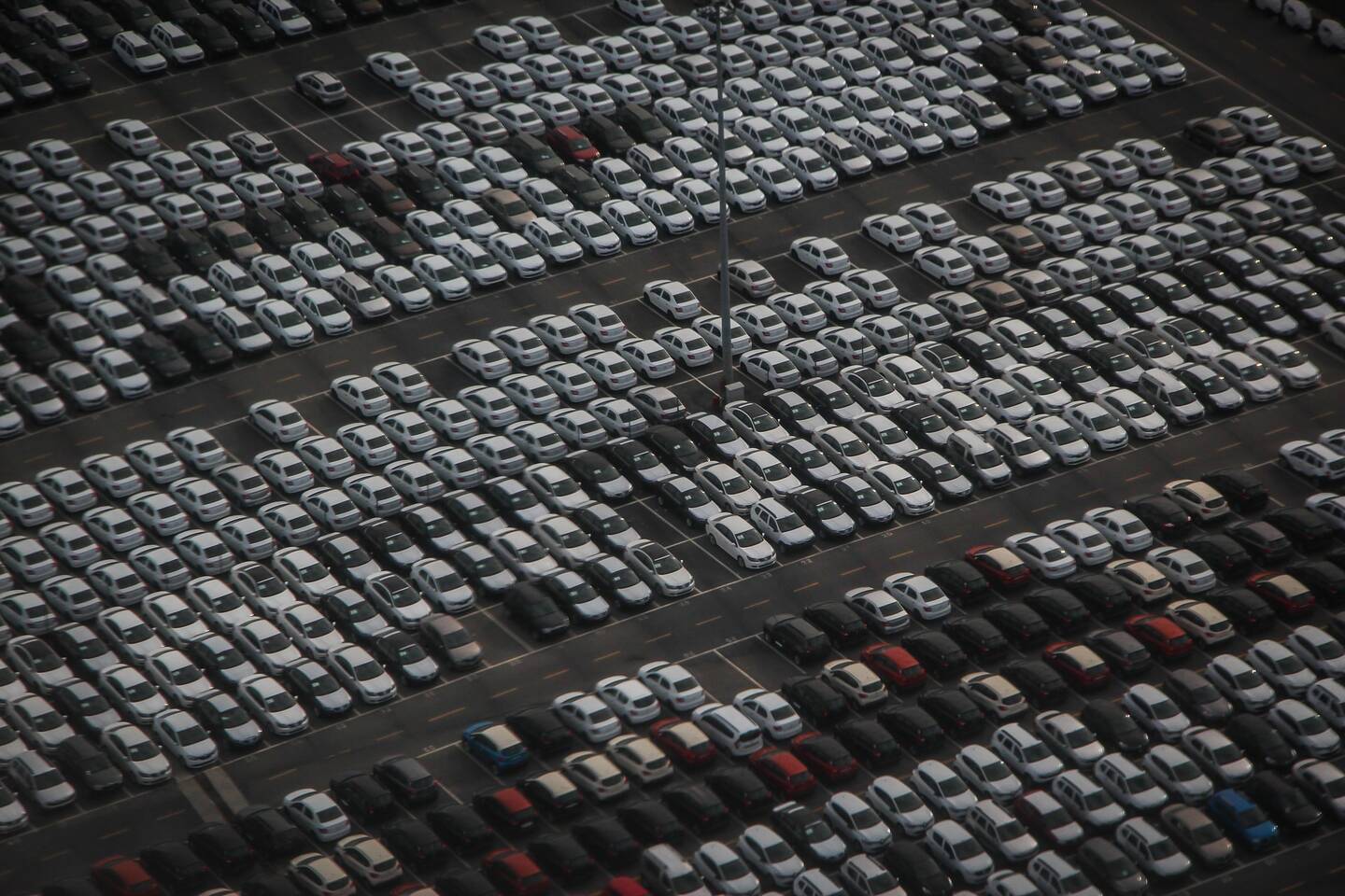 opslag van veel nieuwe auto's op een grote parkeerplaats voor xleasy