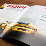 een auto magazine met een artikel over een gele ferrari