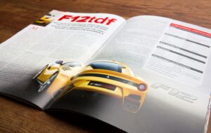 een auto magazine met een artikel over een gele ferrari